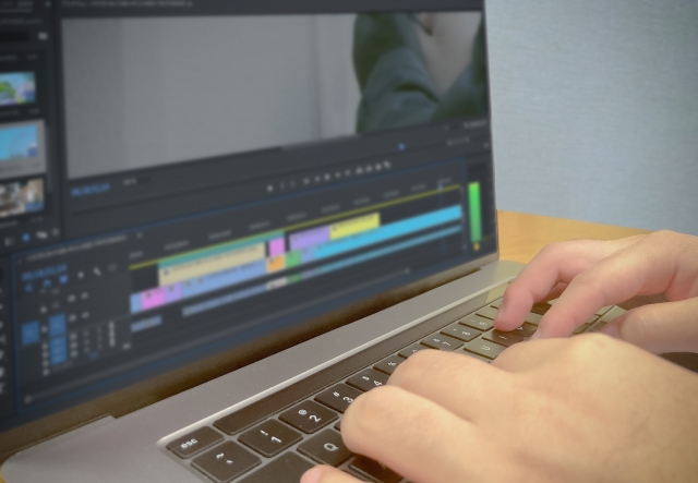 映像編集ソフトで作業している