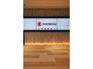 塩野義製薬本社エントランスのモニター